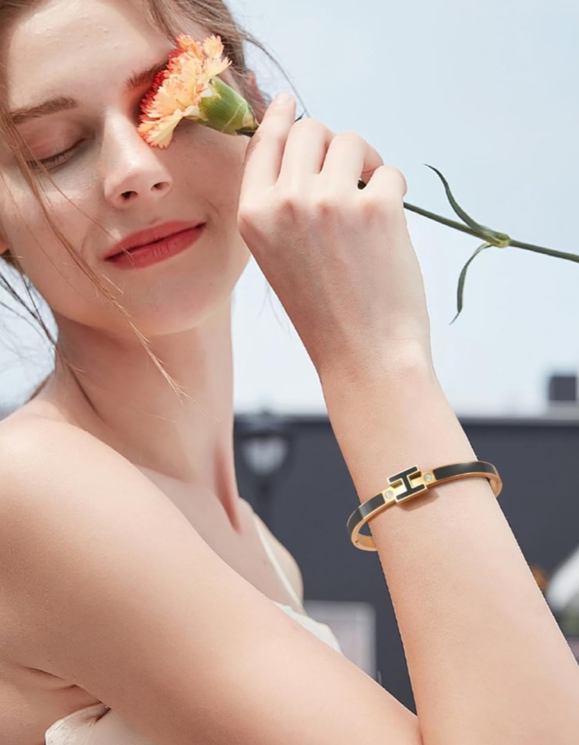Vendo Pulsera H negra enchapada en oro 18k 